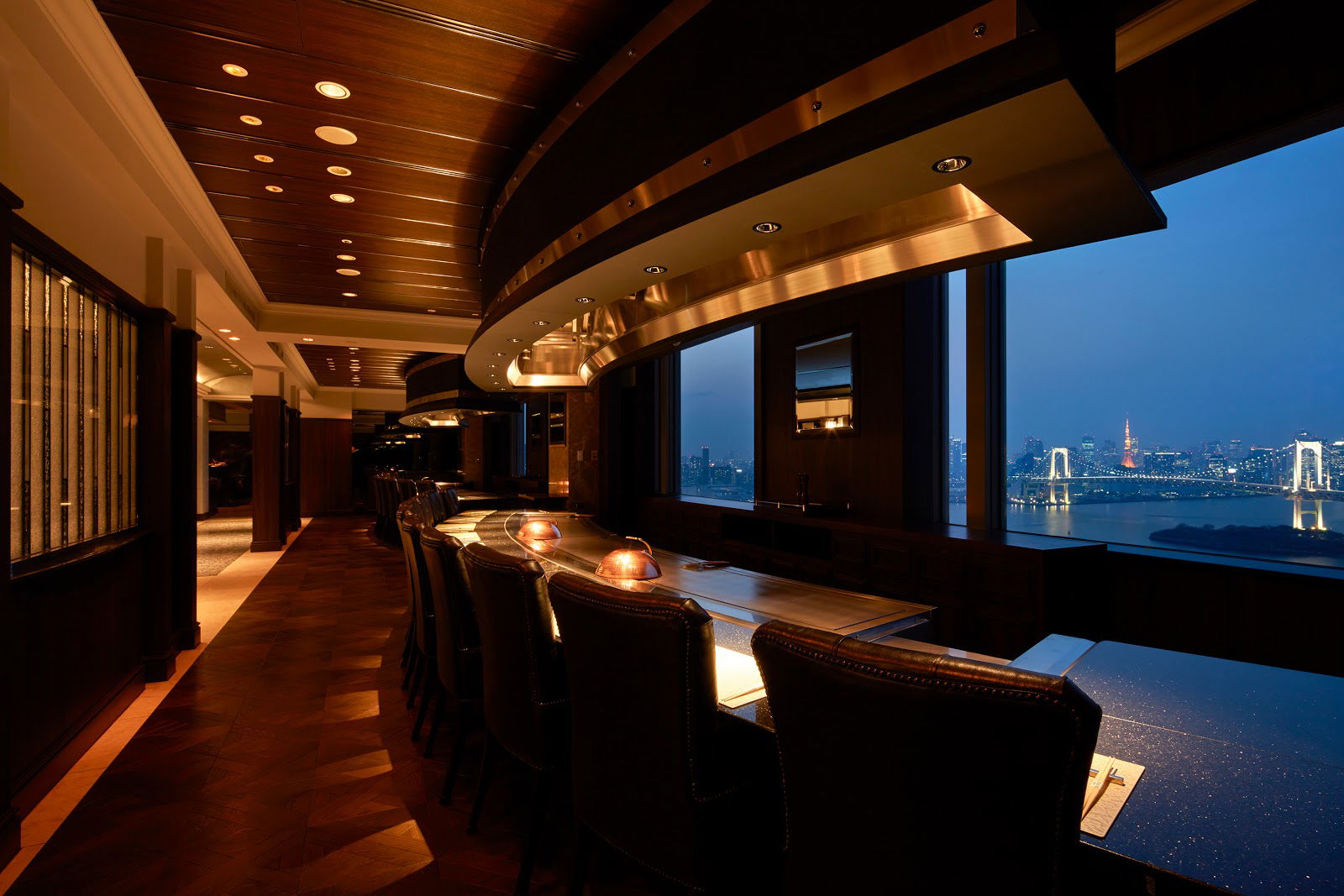 The window seating of Teppanyaki Icho (Grand Nikko Tokyo Daiba), offering glorious views over Tokyo Tower and Rainbow Bridge.