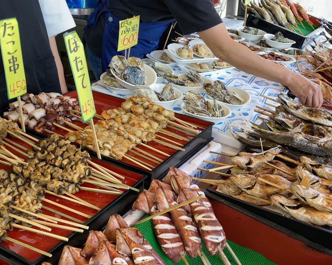 Fresh seafood laid out at Tsukiji Market, waiting for guests of this Tsukiji Market breakfast tour.