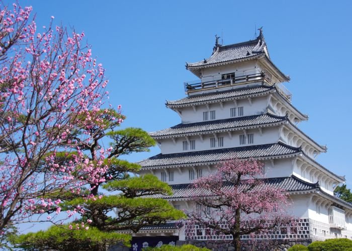 A photo of Shimabara Castle in Nagasaki Prefecture in the spring