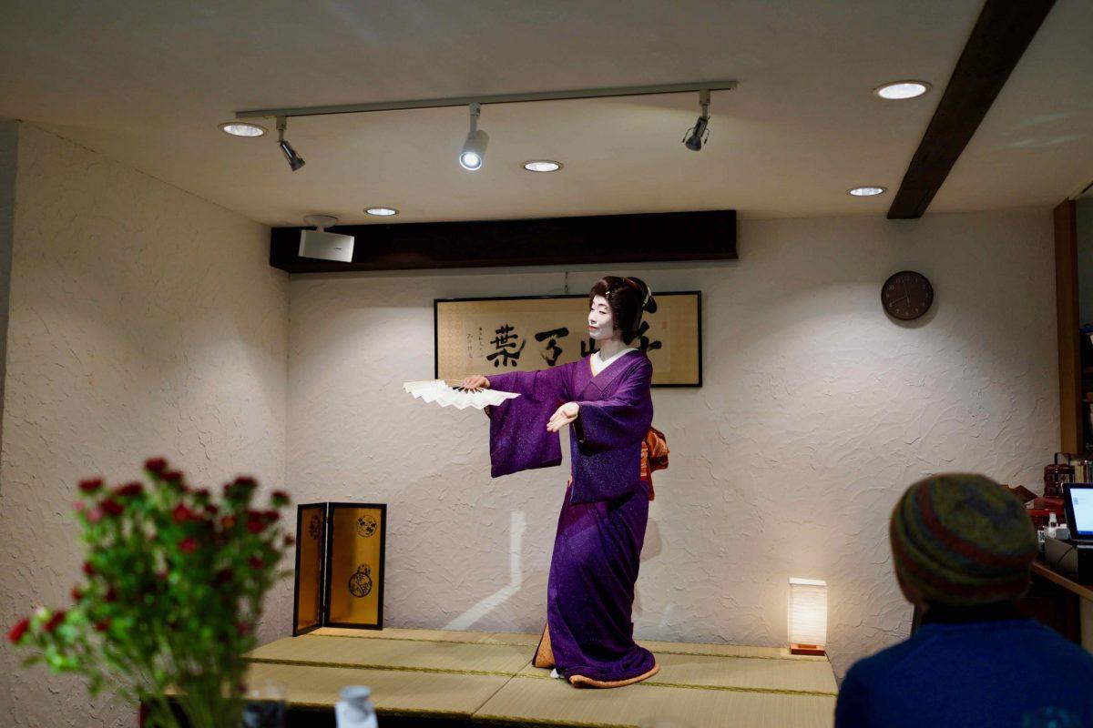 Tokyo Geisha Experience with Sake Tasting and Games 3