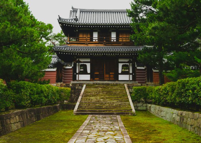 A front-facing shot of the Buddhist temple in Kyoto, Kenninji.