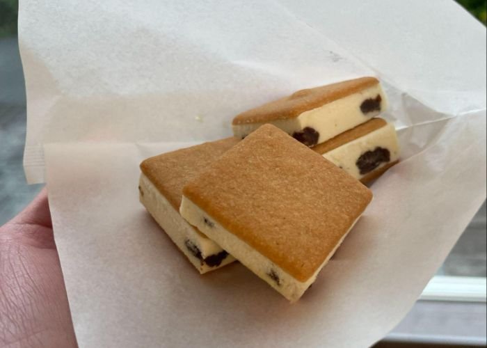 Rokkatei Marusei Butter Sand, a cookie sandwich filled with buttercream and raisins.