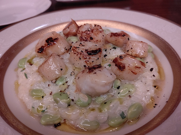 Elegant seafood risotto with seared scallops and green beans