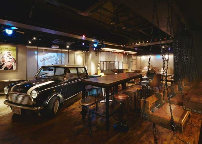 The interior of igu&peace in Shibuya, featuring swing seats and a Mini.