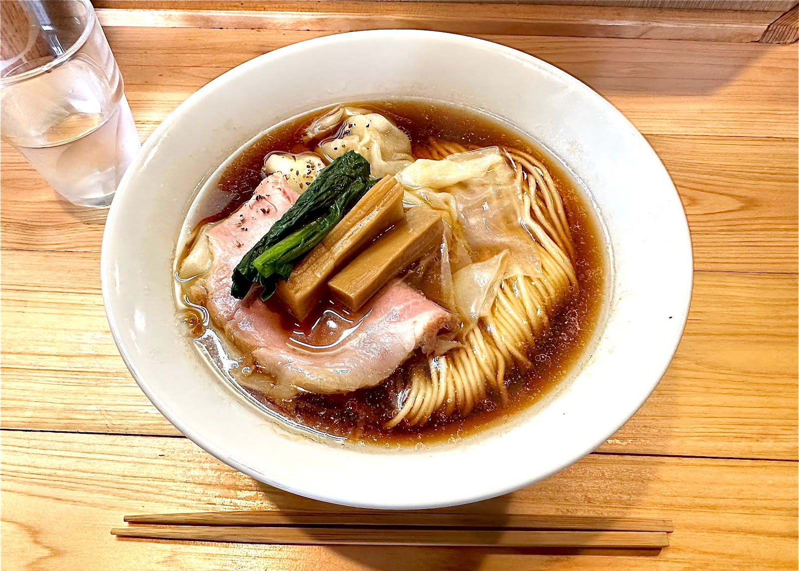 A bundle of noodles, pork, spinach and bamboo shoots in the ramen of Setagaya Chukasoba Soshigaya Nanachome Shokudo.