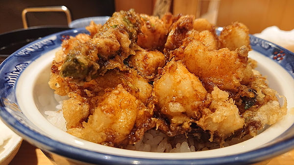 Delicious tempura bowl served in a blue patterned dish