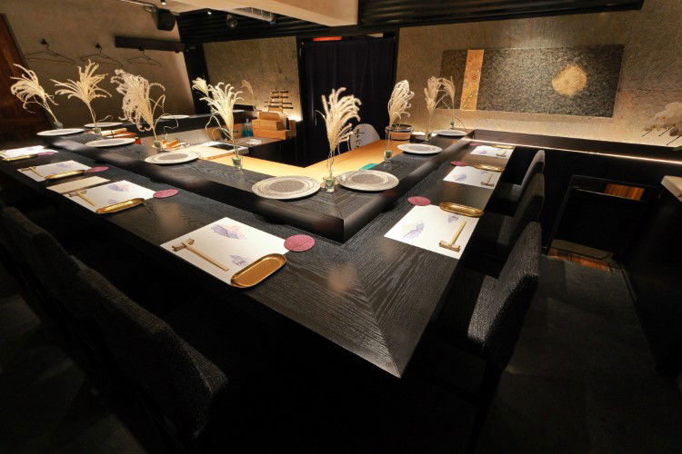 The pampas-grass lined counter seating of Sushi Gotoroppo.