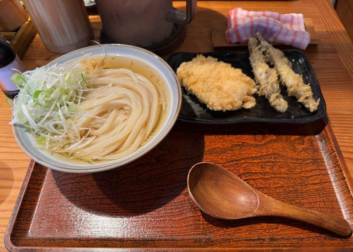 Udon and tempura served on a wooden tray at Iwashiya,