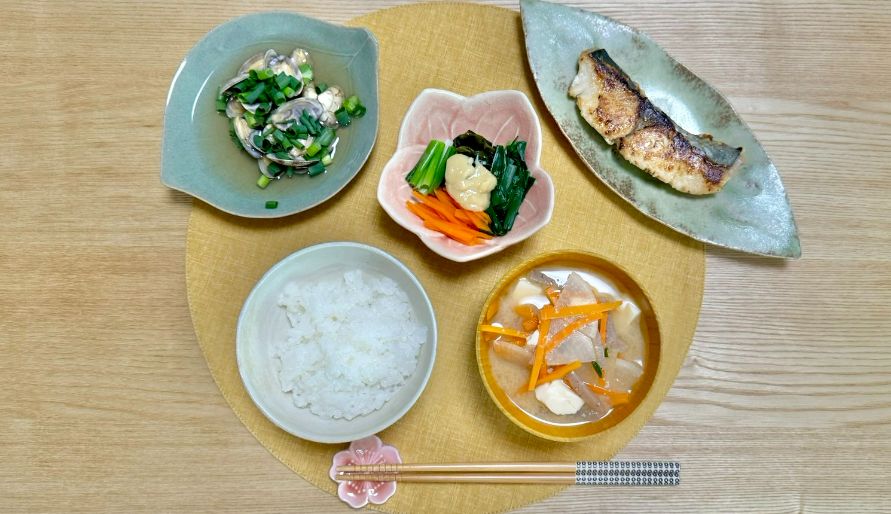 A top-down shot of a teishoku set meal made in a set meal cooking class.