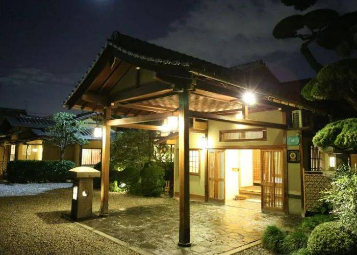 The exterior of Seiwasou, a restaurant based in a beautiful Edo Period-esque building.