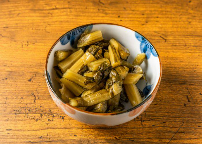 A flower-decorated bowl with the Nagano specialty of nozawana pickles.