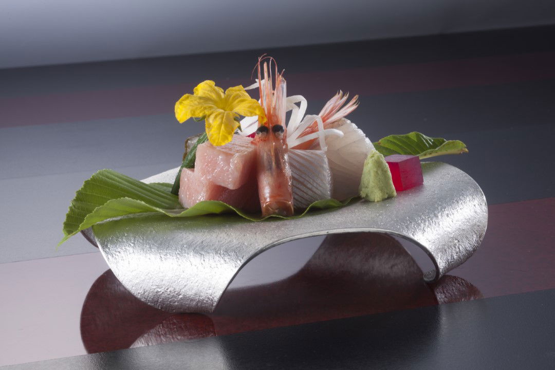 A picturesque plating at Gomangoku Honten, putting their fresh seafood in center stage.