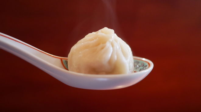 A steaming soup dumpling on a spoon at Chugokusai Naramachi Kuko.