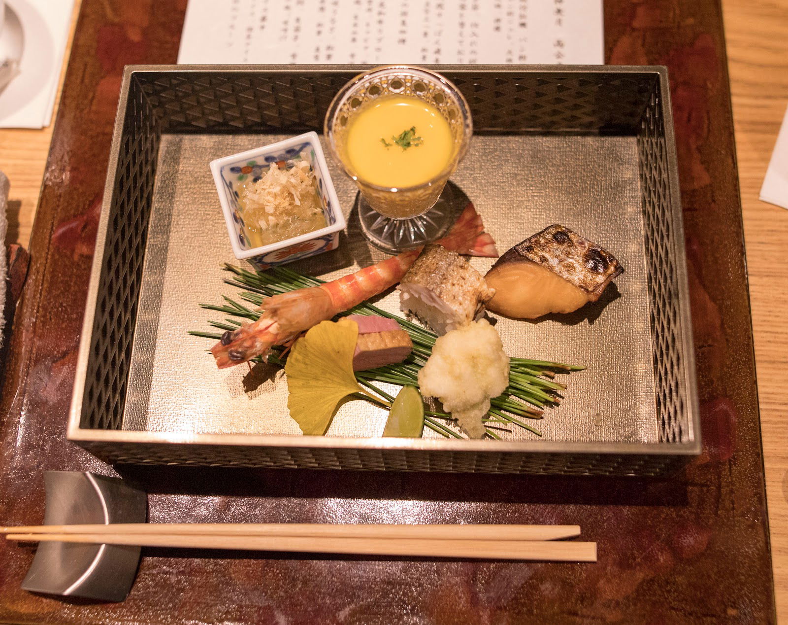 A platter of different ingredients and dishes at Oryori Amenimomakezu.