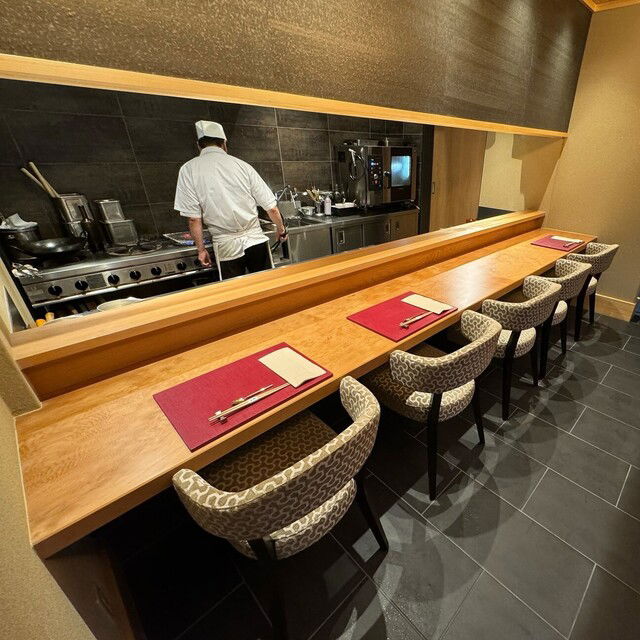 The intimate counter seating of Oryori Honjo, giving you a direct view into the kitchen.