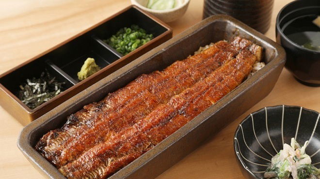 An especially elegant, generous portion of unagi eel at Unagi Yondaime Kikukawa Ebisu Garden Place, served alongside a selection of toppings.