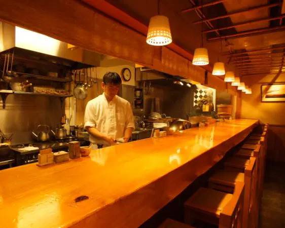 The long, wooden counter of Kyourakutei.