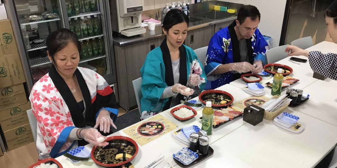 Learn to make sushi at Daiki Suisan Sushi Seminar Dotonbori.