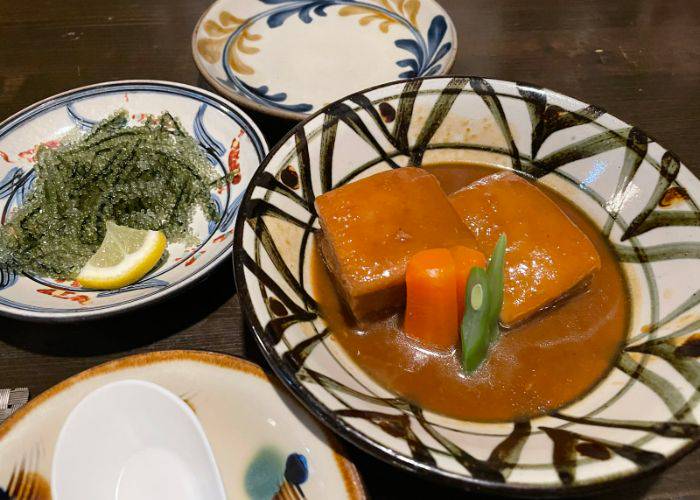 A selection of dishes at Yuunangii, ranging from fresh seaweed to saucy meat and vegetables.