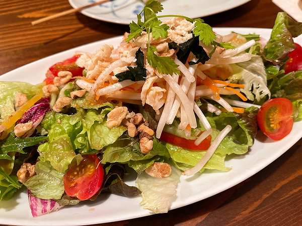 Fresh Vietnamese salad with cherry tomatoes and peanuts