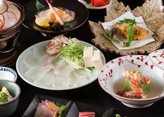 A feast of fugu and other dishes at Hakata Hodoyoshi.