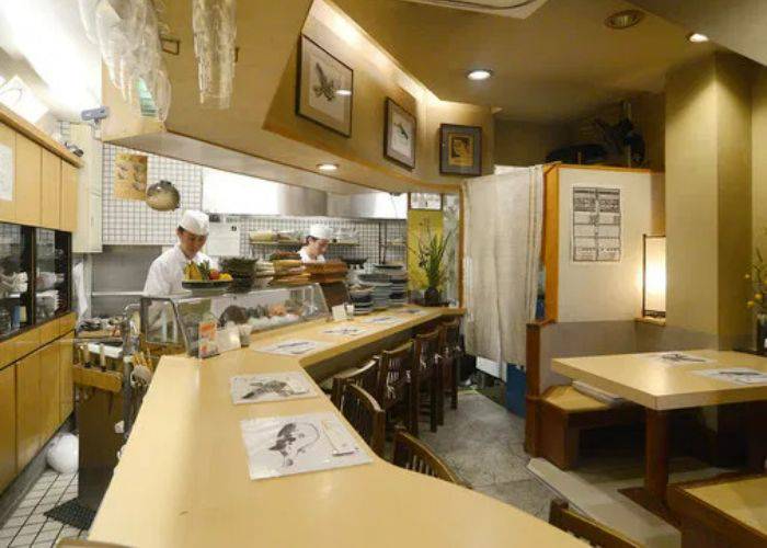 The counter seats of Hakata Nakasu Rokusantei, empty and waiting for customers.