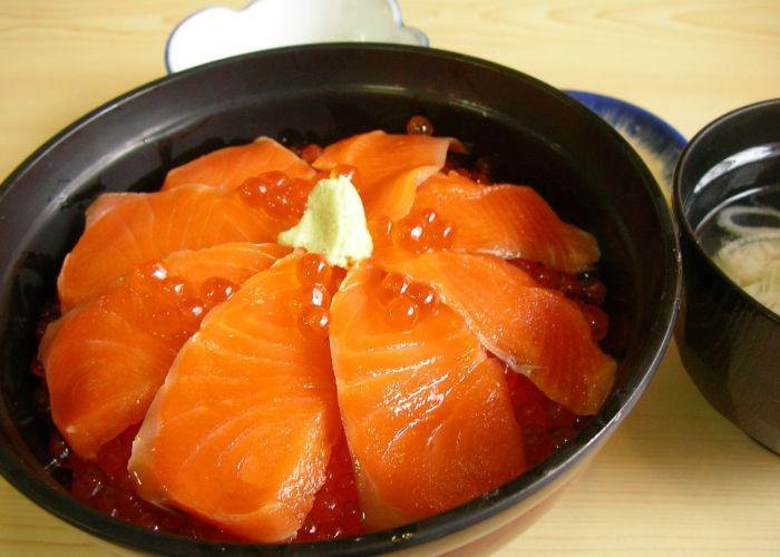 A bowl of Harakomeshi, pink salmon and salmon roe over rice