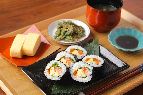 Tokyo Home Cooking: Make Maki Sushi Rolls in Shinagawa 1