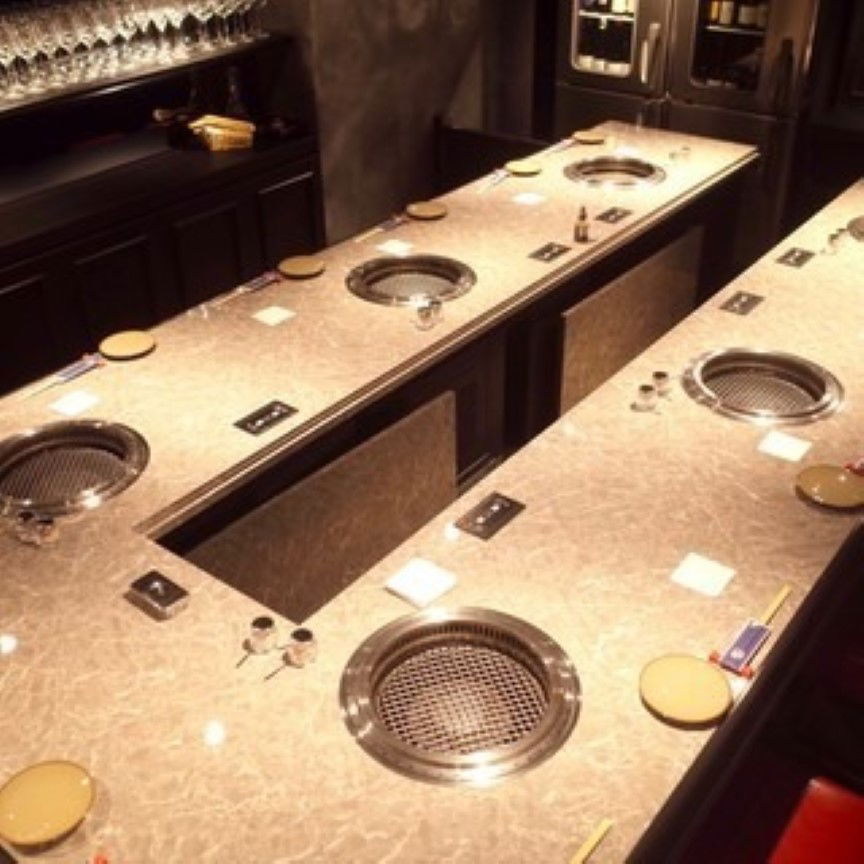 The unique U-shaped table at Kakunoshin Roppongi, with private grills in front of each seat.