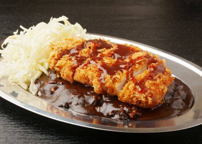 A crispy tonkatsu pork cutlet and shredded cabbage served in a rich Kanazawa curry sauce.