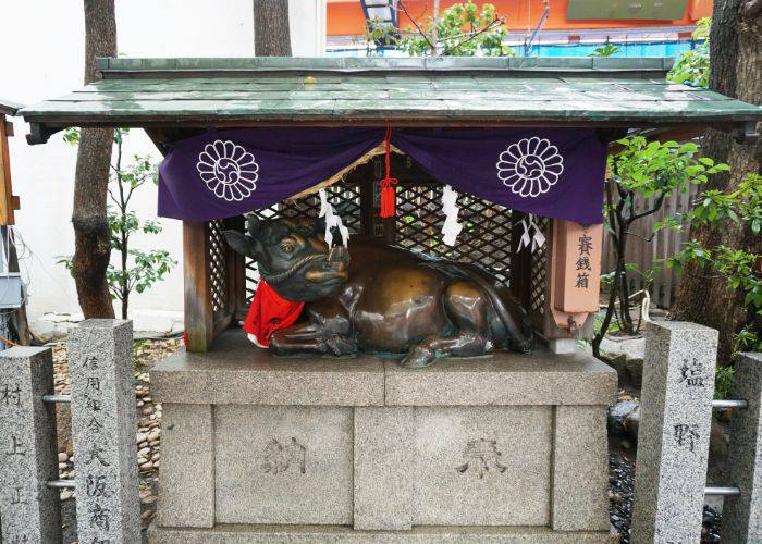 A shrine dedicated to the holy cow guardian of Ohatsu Tenjin in the Umeda area.