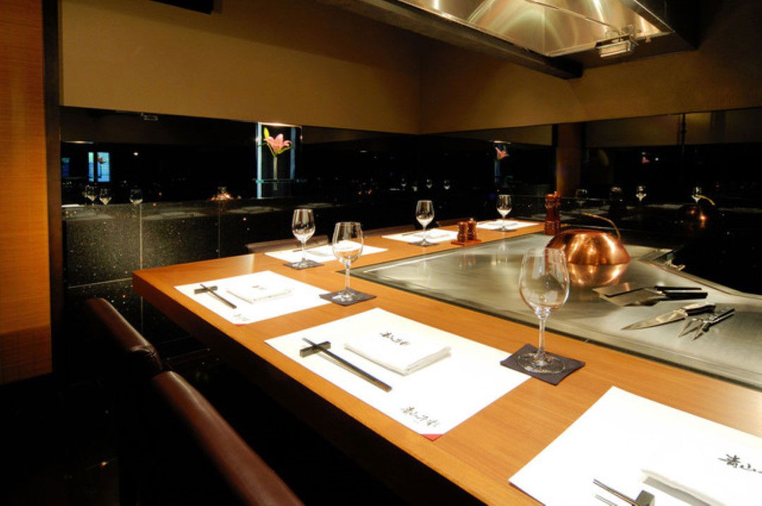 The counter seating of Aoyama Gyusai, placed directly in front of the chef's personal teppanyaki grill.