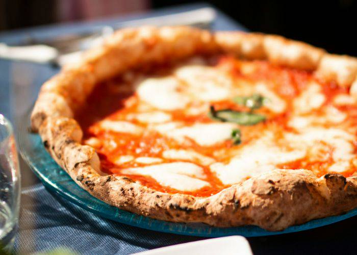 A sun-kissed al fresco margherita pizza.