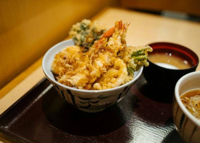 A bowl of shrimp and veggie tempura.