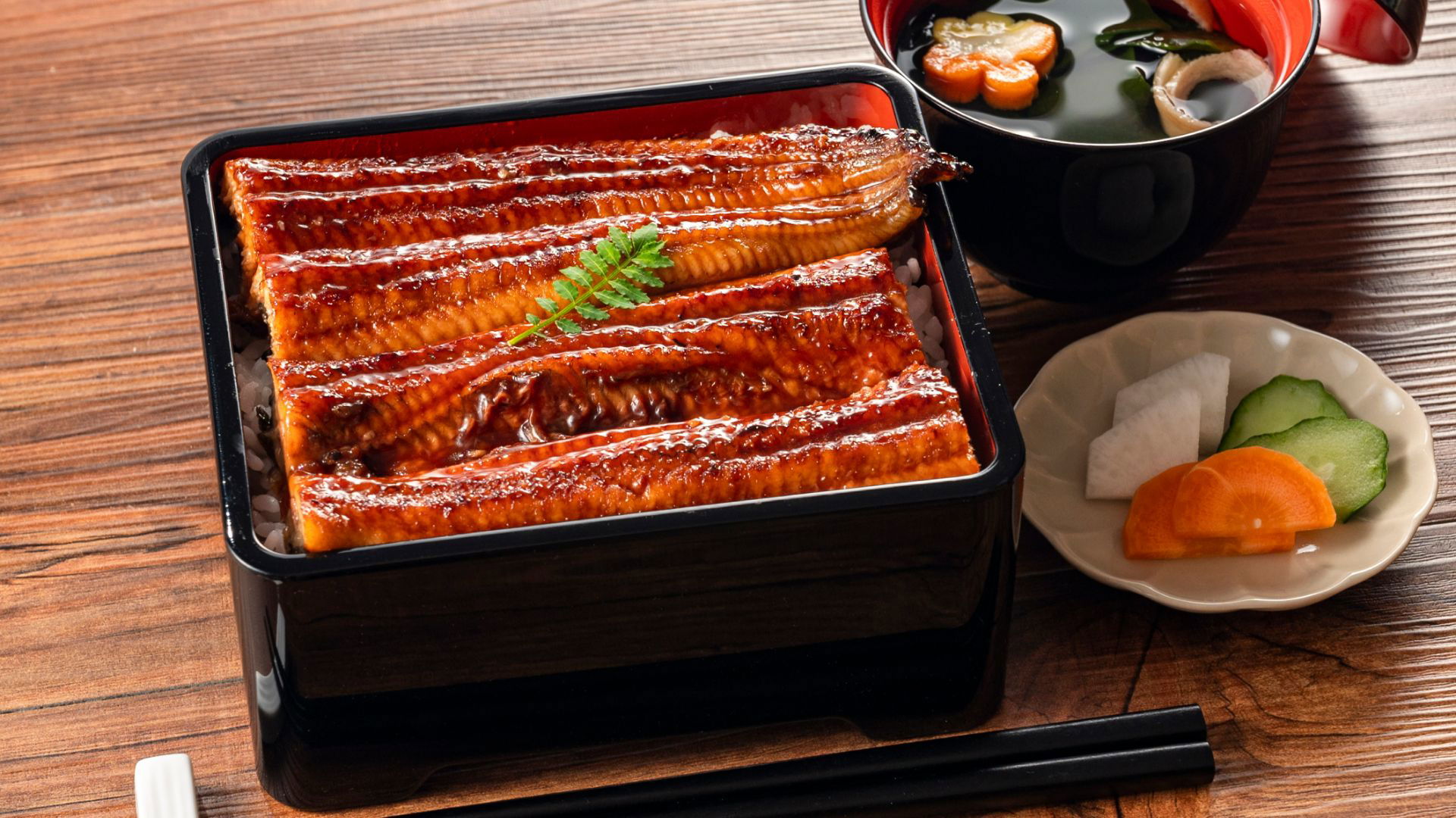 Grilled eel served in a lacquered box with pickles and soup