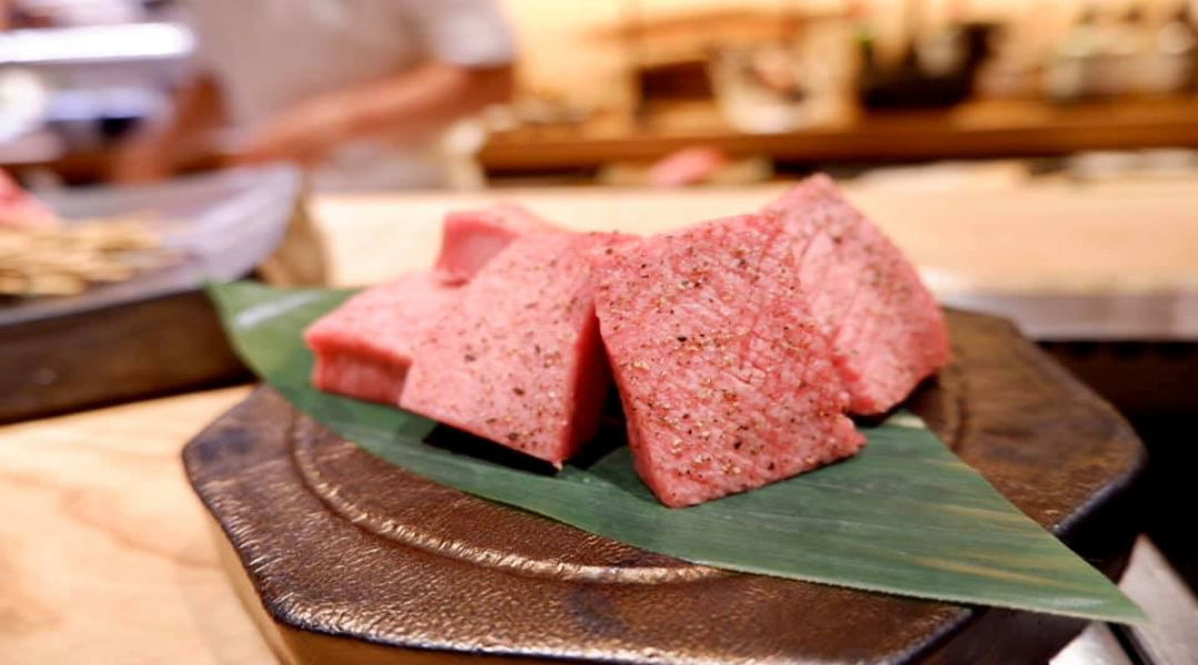 The luxurious A5-grade kuroge wagyu beef served at Shabu-Shabu Tsukada Shibuya Scramble Square.