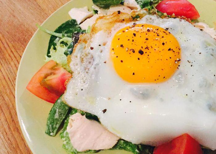 Sunny-side up egg on top of colorful veggies from Jade5, a brunch spot in Tokyo