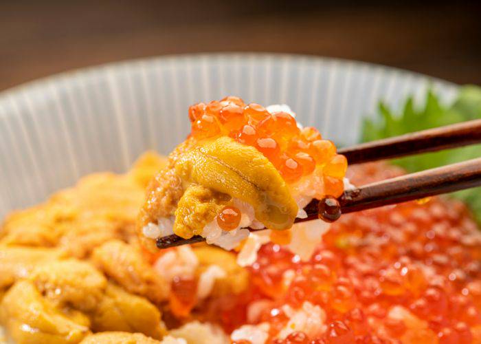 A tri-colored donburi, topped with vibrant ikura, uni and more, as might be served at Yakiuo Ishikawa.