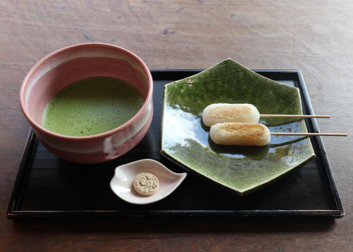 A stylish serving of warabimochi and matcha, as might be served at Sahsya Kanetanaka.