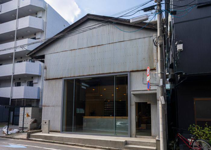 The industrial, modern exteriors of Koffee Mameya Kakeru.