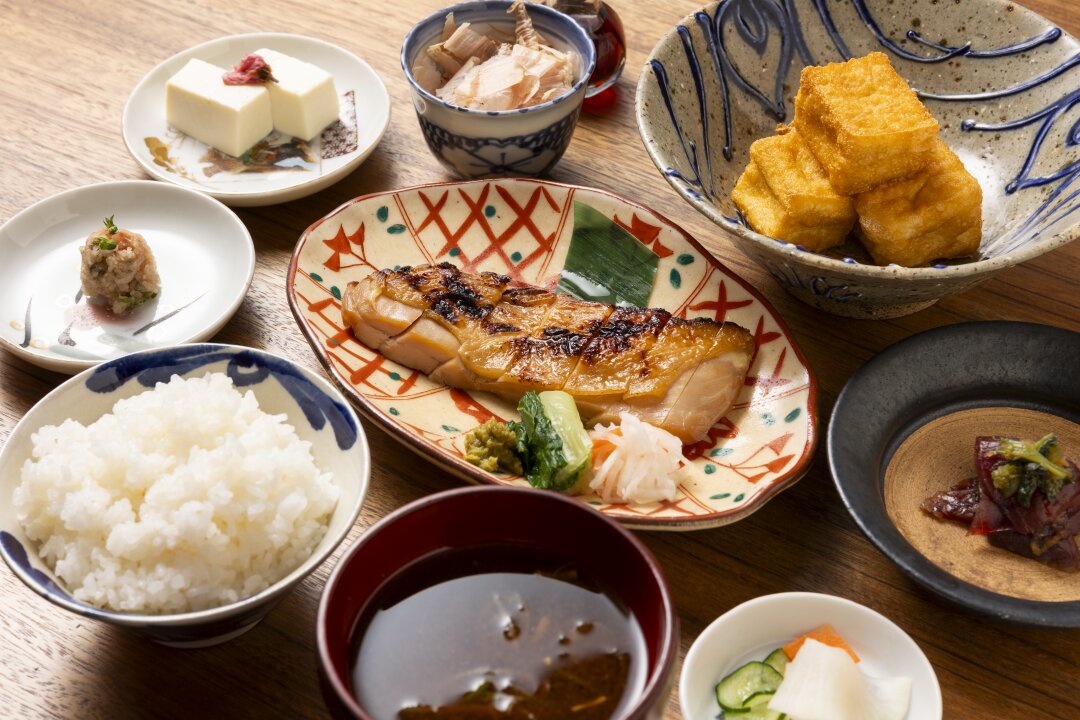 The generous helpings and numerous dishes of Marudori Ruisuke.