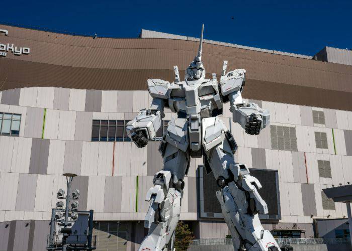 The Unicorn Gundam Statue, standing proud and drawing crowds in Odaiba.