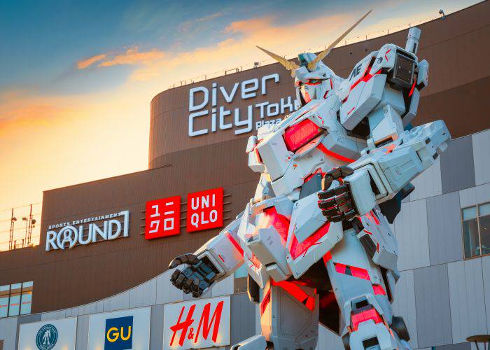 The famous Gundam statue at Odaiba, standing in front of DiverCity.