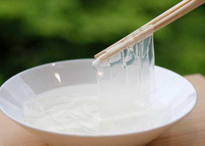 Bowl ofkuzu-kiri: long, thin, jelly-like noodles