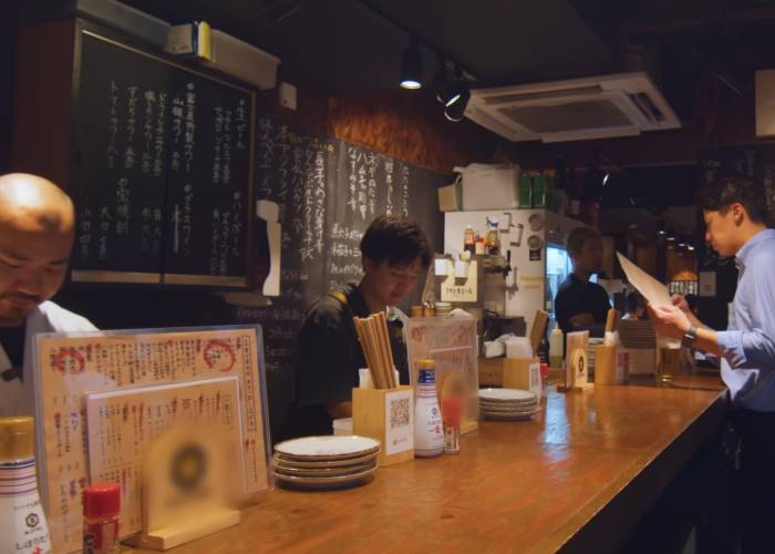 The counter of Tachinomi Fujiya Honten (Shibuya), perfect for solo drinkers.