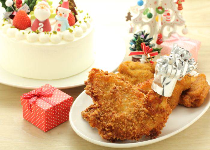 A plate of fried chicken next to a Japanese Christmas cake