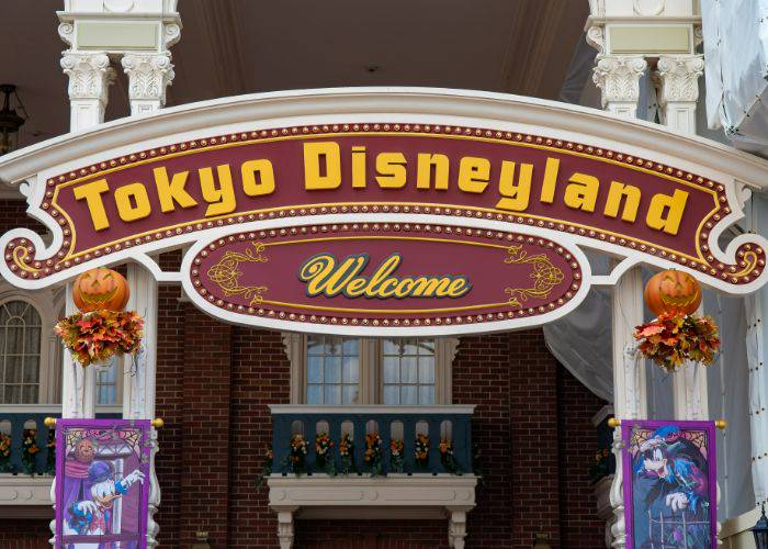 The welcome sign into Tokyo Disneyland.