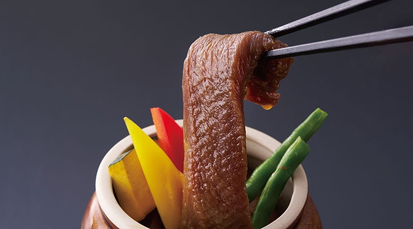 Delicious beef slice and vegetables in a restaurant setting