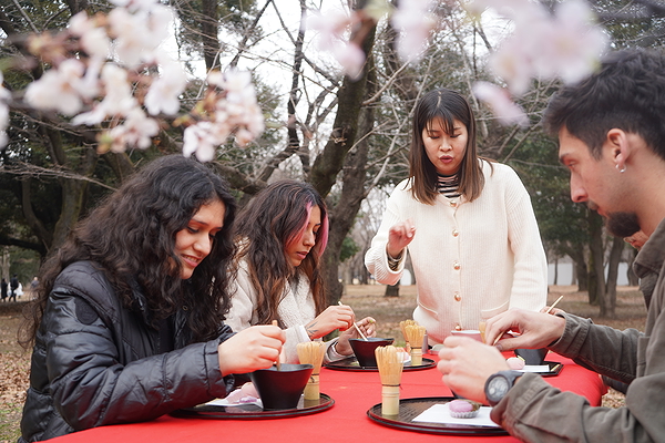 Kimono Wearing & Hanami Picnic w/ Matcha at Yoyogi Park 7