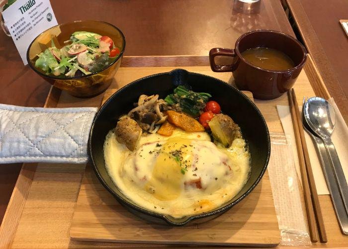 Set meal from Thallo, a vegan restaurant in Kobe, including a plant-based creamy dish with a side of vegetables